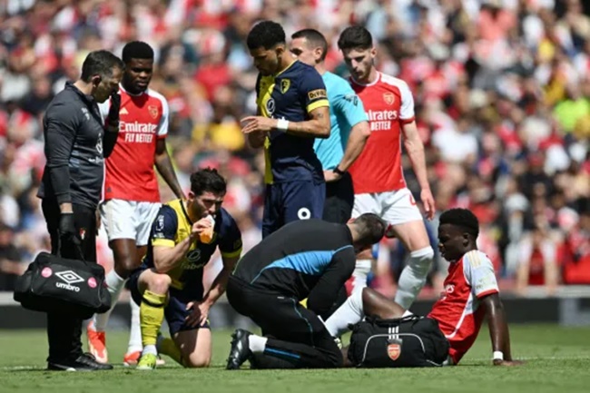 Saka nhiều khả năng lỡ trận Man Utd.