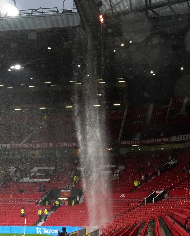 Man Utd’s problems laid bare with WATERFALL flooding through Old Trafford’s leaky roof as heavens open vs Arsenal - Bóng Đá