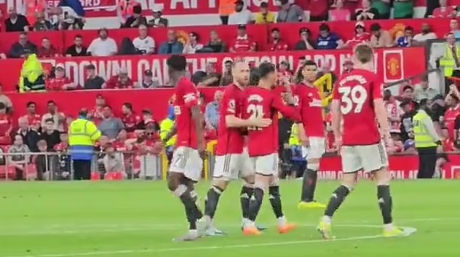 Antony tức giận khi bị buộc đá hậu vệ trái.