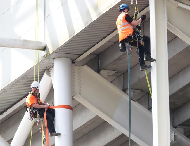 Workers scale Old Trafford to look at leaky roof after Man Utd stands were soaked by WATERFALL - Bóng Đá