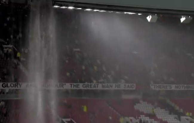 Man Utd’s problems laid bare with WATERFALL flooding through Old Trafford’s leaky roof as heavens open vs Arsenal - Bóng Đá