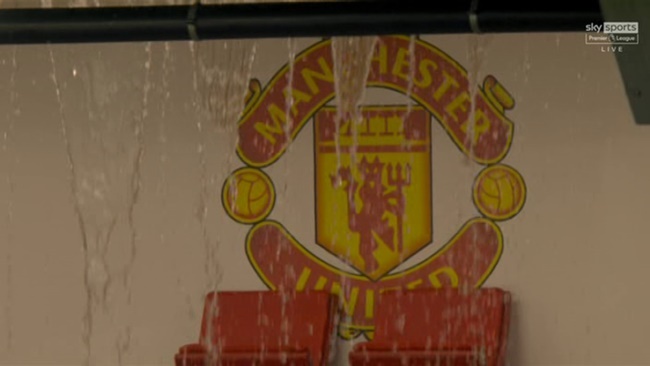 Workers scale Old Trafford to look at leaky roof after Man Utd stands were soaked by WATERFALL - Bóng Đá