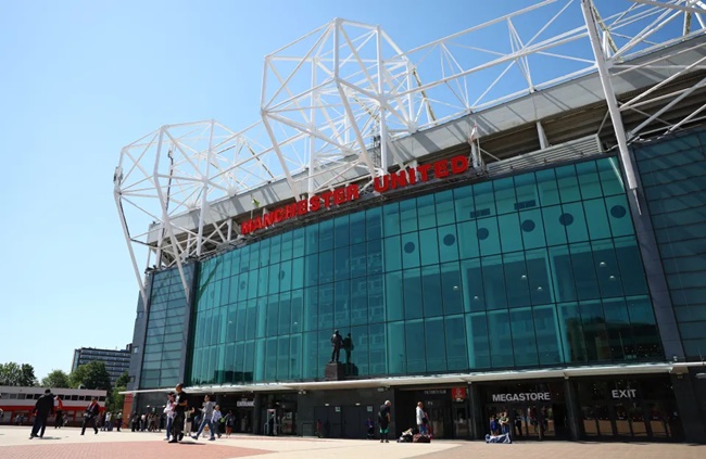 Man Utd’s problems laid bare with WATERFALL flooding through Old Trafford’s leaky roof as heavens open vs Arsenal - Bóng Đá