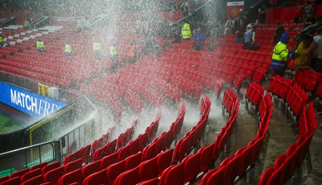 Man Utd’s problems laid bare with WATERFALL flooding through Old Trafford’s leaky roof as heavens open vs Arsenal - Bóng Đá