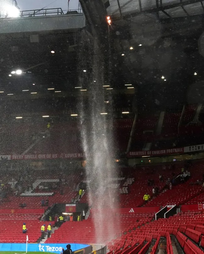 Workers scale Old Trafford to look at leaky roof after Man Utd stands were soaked by WATERFALL - Bóng Đá