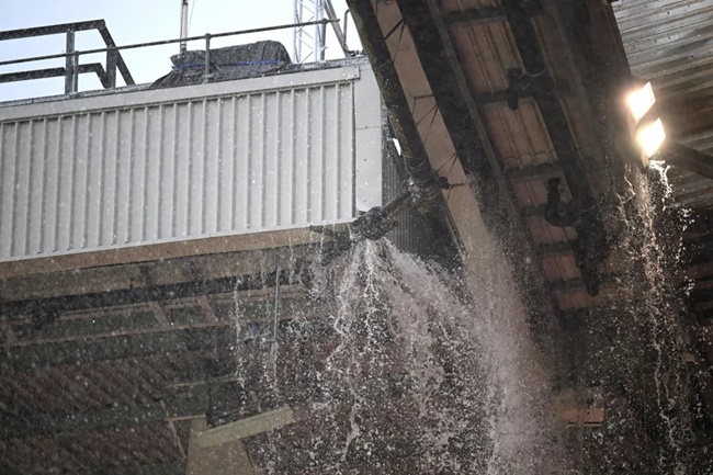 Man Utd’s problems laid bare with WATERFALL flooding through Old Trafford’s leaky roof as heavens open vs Arsenal - Bóng Đá