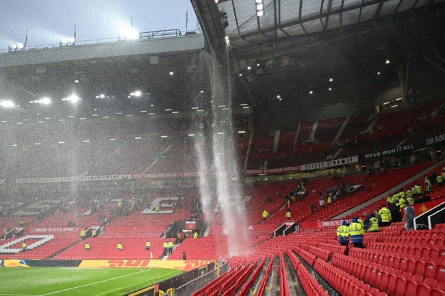 Man Utd's leaks at Old Trafford are so bad Rio Ferdinand thought it was AI generated - Bóng Đá