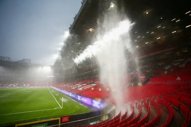 Man Utd’s problems laid bare with WATERFALL flooding through Old Trafford’s leaky roof as heavens open vs Arsenal - Bóng Đá