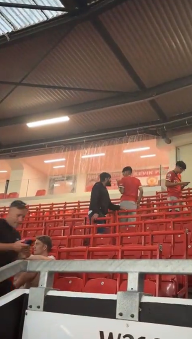 Man Utd’s problems laid bare with WATERFALL flooding through Old Trafford’s leaky roof as heavens open vs Arsenal - Bóng Đá