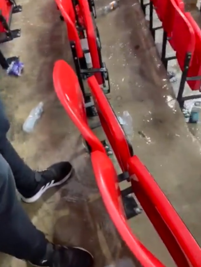 Man Utd’s problems laid bare with WATERFALL flooding through Old Trafford’s leaky roof as heavens open vs Arsenal - Bóng Đá