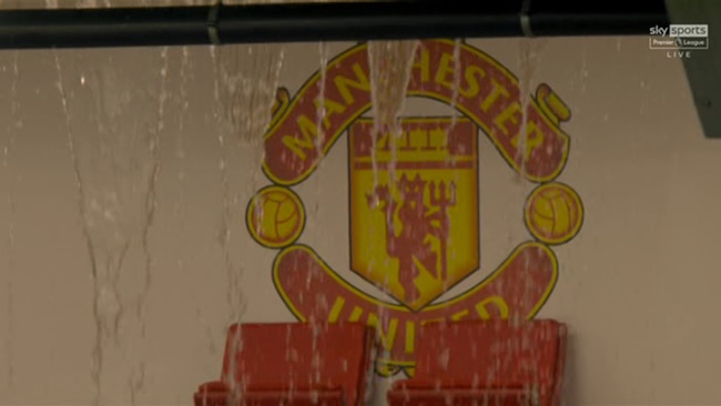 Man Utd’s problems laid bare with WATERFALL flooding through Old Trafford’s leaky roof as heavens open vs Arsenal - Bóng Đá