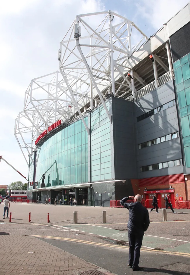 Workers scale Old Trafford to look at leaky roof after Man Utd stands were soaked by WATERFALL - Bóng Đá