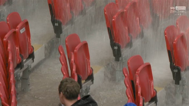 Man Utd’s problems laid bare with WATERFALL flooding through Old Trafford’s leaky roof as heavens open vs Arsenal - Bóng Đá