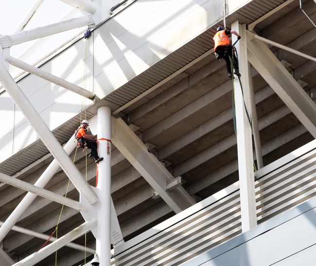 Workers scale Old Trafford to look at leaky roof after Man Utd stands were soaked by WATERFALL - Bóng Đá