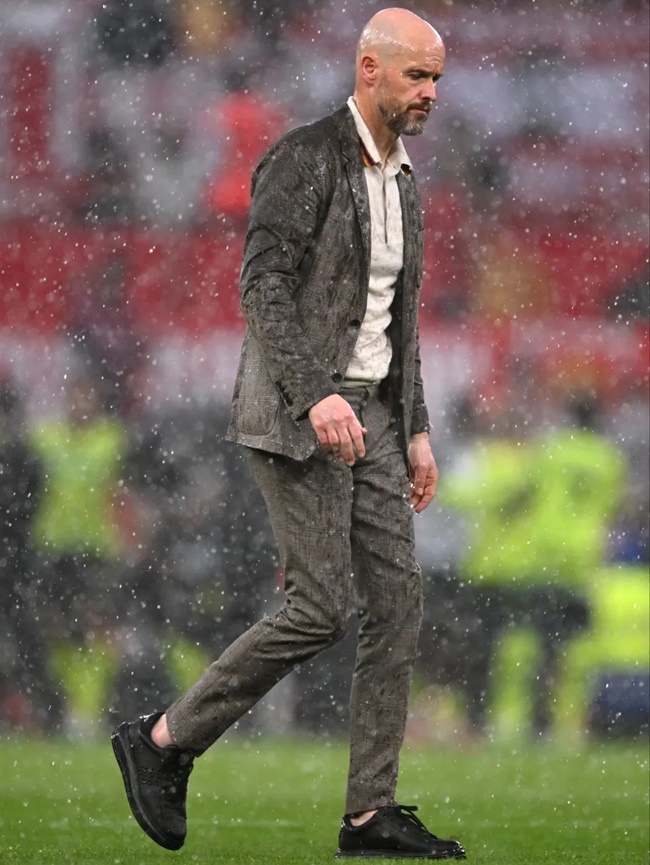 Man Utd’s problems laid bare with WATERFALL flooding through Old Trafford’s leaky roof as heavens open vs Arsenal - Bóng Đá