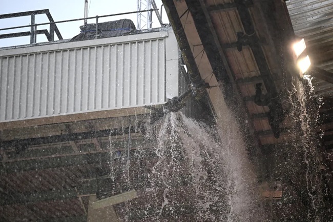 Workers scale Old Trafford to look at leaky roof after Man Utd stands were soaked by WATERFALL - Bóng Đá