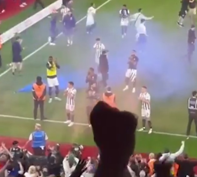 Major security breach at Southampton as West Brom stars swarmed by pitch invaders and flare thrown into away end - Bóng Đá