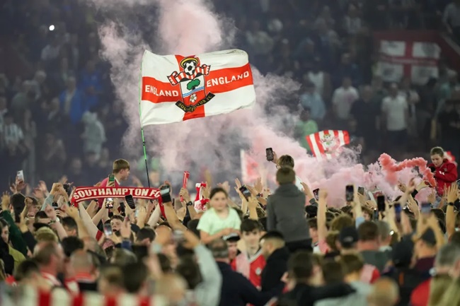 Major security breach at Southampton as West Brom stars swarmed by pitch invaders and flare thrown into away end - Bóng Đá