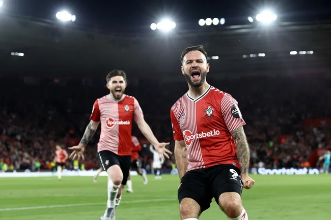 Major security breach at Southampton as West Brom stars swarmed by pitch invaders and flare thrown into away end - Bóng Đá