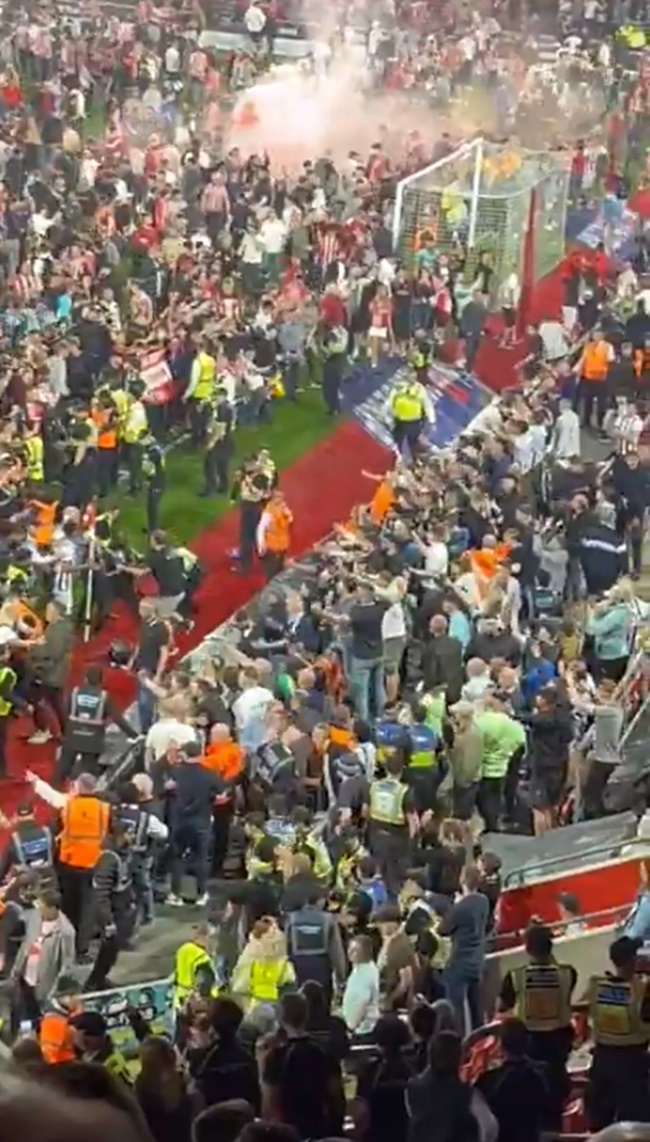 Major security breach at Southampton as West Brom stars swarmed by pitch invaders and flare thrown into away end - Bóng Đá