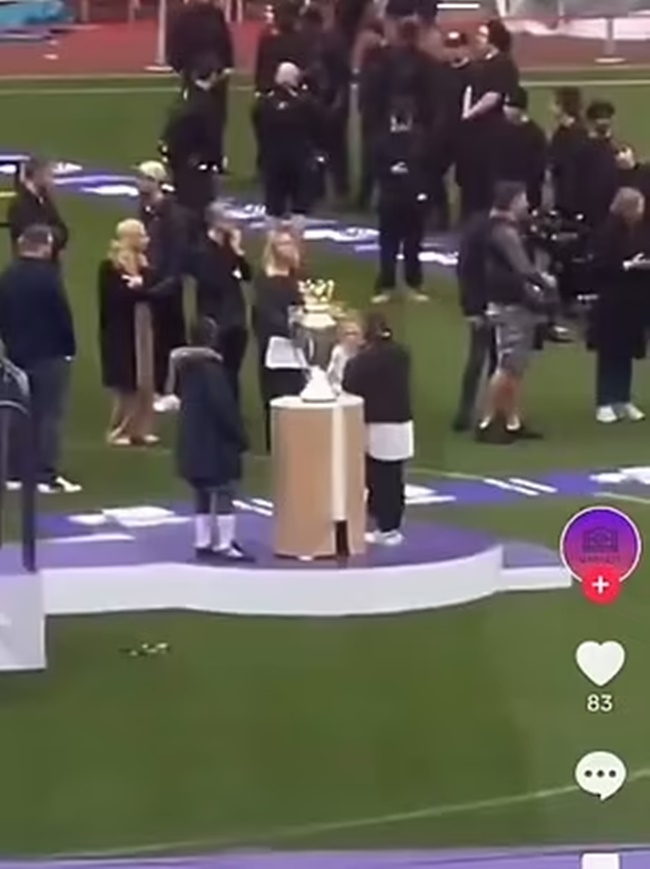 Arsenal are seen REHEARSING their Premier League trophy presentation - as club staff shake hands and pretend to award medals - Bóng Đá