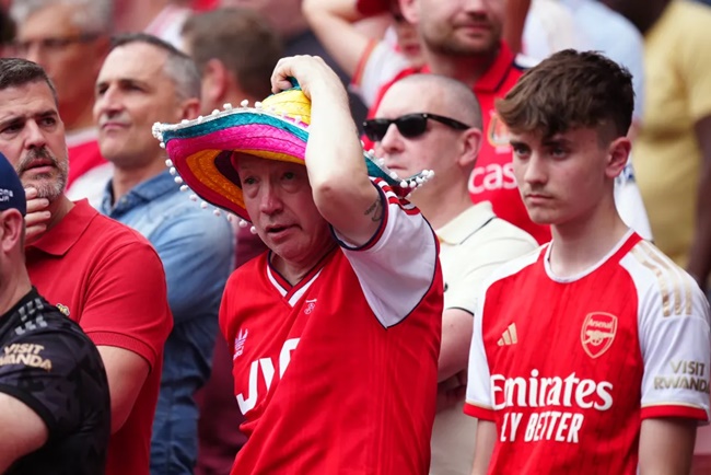 Moment devastated Arsenal fans find out Man City have scored after 79 SECONDS - Bóng Đá