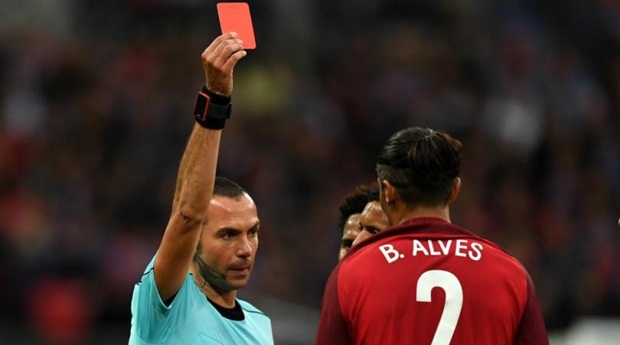 Alves lãnh thẻ đỏ sau tình huống nguy hiểm với Kane. Ảnh: Internet.