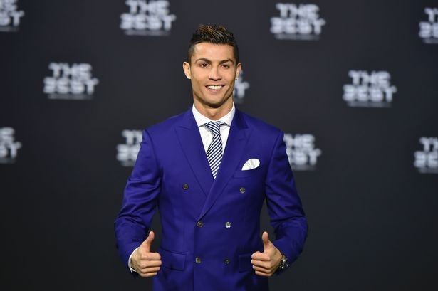 Cristiano Ronaldo mặc đẹp tại lễ bốc thăm chia bảng UEF