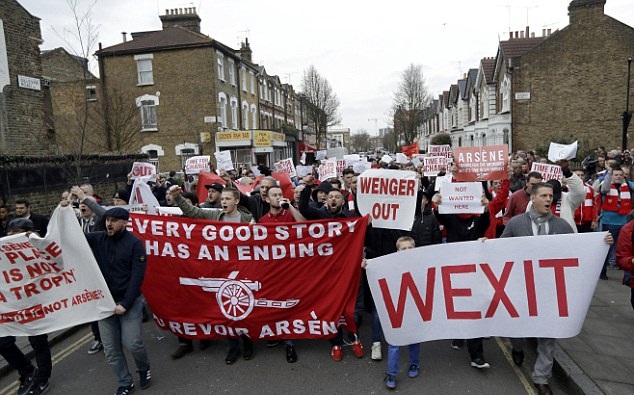 Chùm ảnh: CĐV Arsenal lại biểu tình dữ dội đòi Wenger ra đi - Bóng Đá