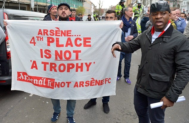 Chùm ảnh: CĐV Arsenal lại biểu tình dữ dội đòi Wenger ra đi - Bóng Đá