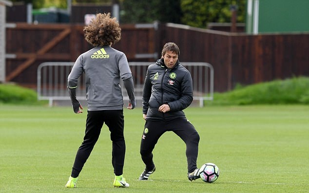 Ảnh bài viết Chùm ảnh: Conte xỏ giày ra sân cùng học trò quyết đấu Man Utd