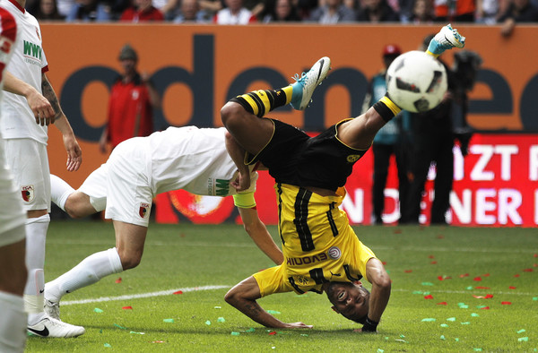 Ảnh bài viết Chùm ảnh: Ngã sấp mặt, Aubameyang vẫn kịp giải cứu Dortmund