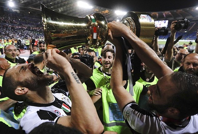 Ảnh bài viết Chùm ảnh: Dàn sao Juve ăn mừng phấn khích cùng chức vô địch đầu tay