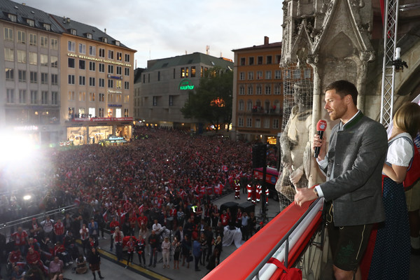 Chùm ảnh: Bayern ăn mừng ngôi vô địch tại quảng trường - Bóng Đá