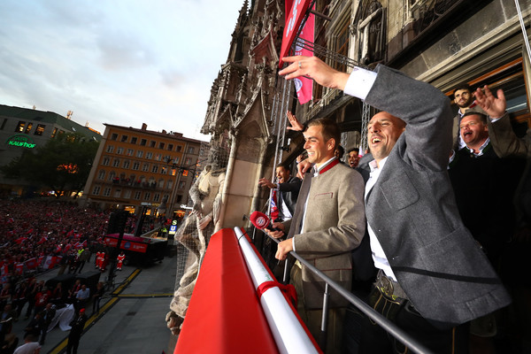 Chùm ảnh: Bayern ăn mừng ngôi vô địch tại quảng trường - Bóng Đá