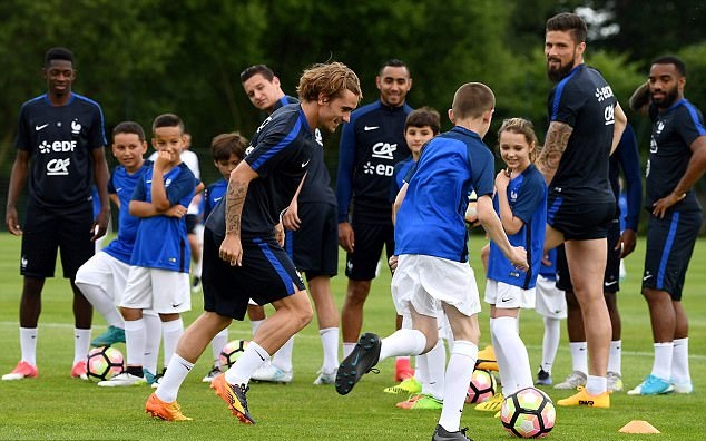 Ảnh bài viết Chùm ảnh: Mbappe, Griezmann "lác mắt" trước kĩ thuật của các tài năng nhí