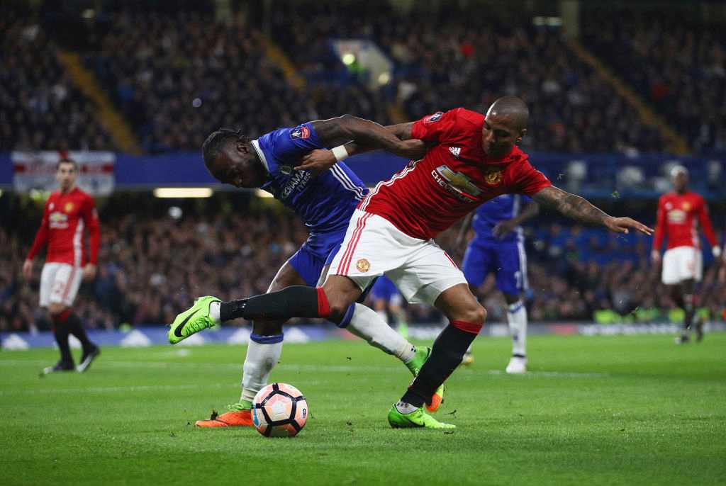 Ashley Young từ chối Stoke, quyết bám trụ tại M.U - Bóng Đá