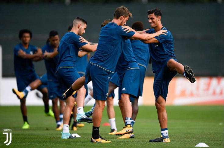 Ảnh bài viết Allegri đăm chiêu nhìn học trò chuẩn bị cho trận gặp Tottenham