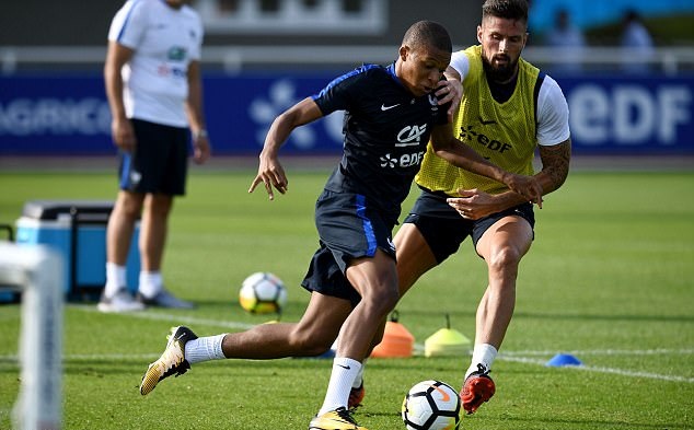 Ảnh bài viết Mbappe so kè quyết liệt cùng Giroud trong ngày tập luyện đầu tiên