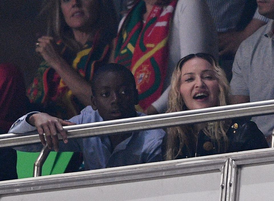 Madonna "quẩy" cực sung mừng BĐN giật vé đến Nga