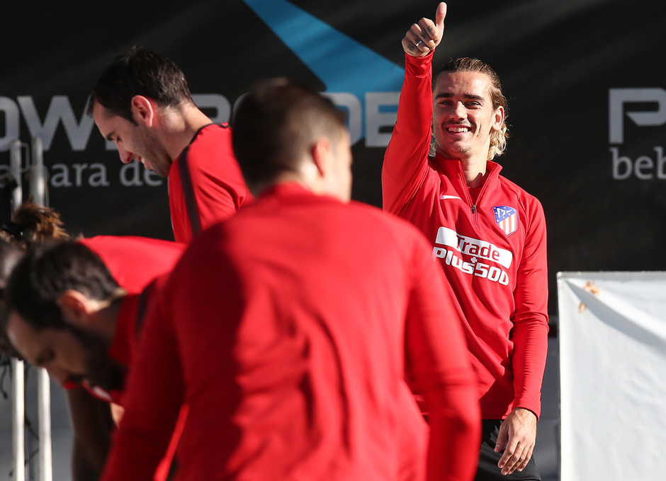 Ảnh bài viết Griezmann xuất hiện đầy "nữ tính" trên sân tập Atletico