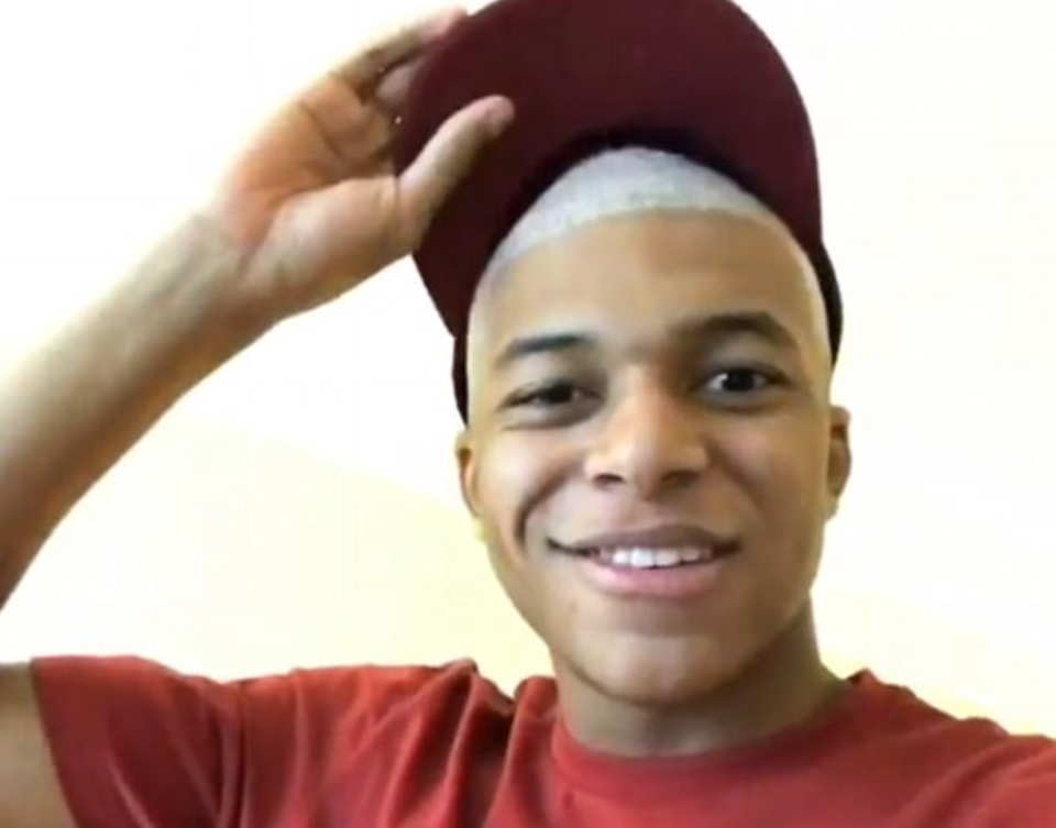 Ảnh bài viết Kylian Mbappe gây "choáng" khi trình làng mái đầu bạch kim thời thượng