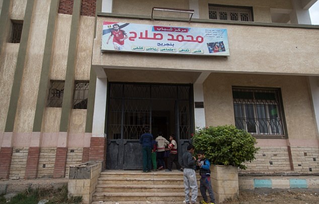 Ảnh cuộc sống cơ cực của Salah - Bóng Đá