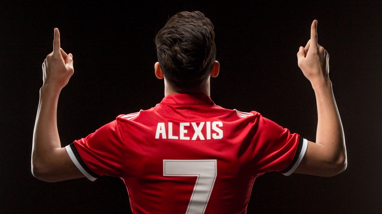 CĐV Man Utd phấn khích trong ngày đón Alexis Sanchez - Bóng Đá