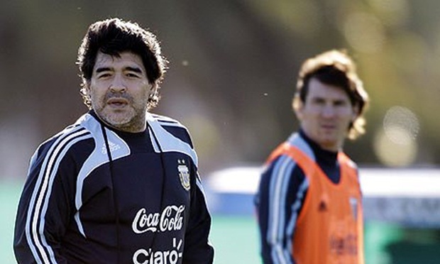 Diego-Maradona-va-Lionel-Messi