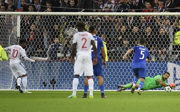 buffon-can-pha-penalty-cua-lacazette