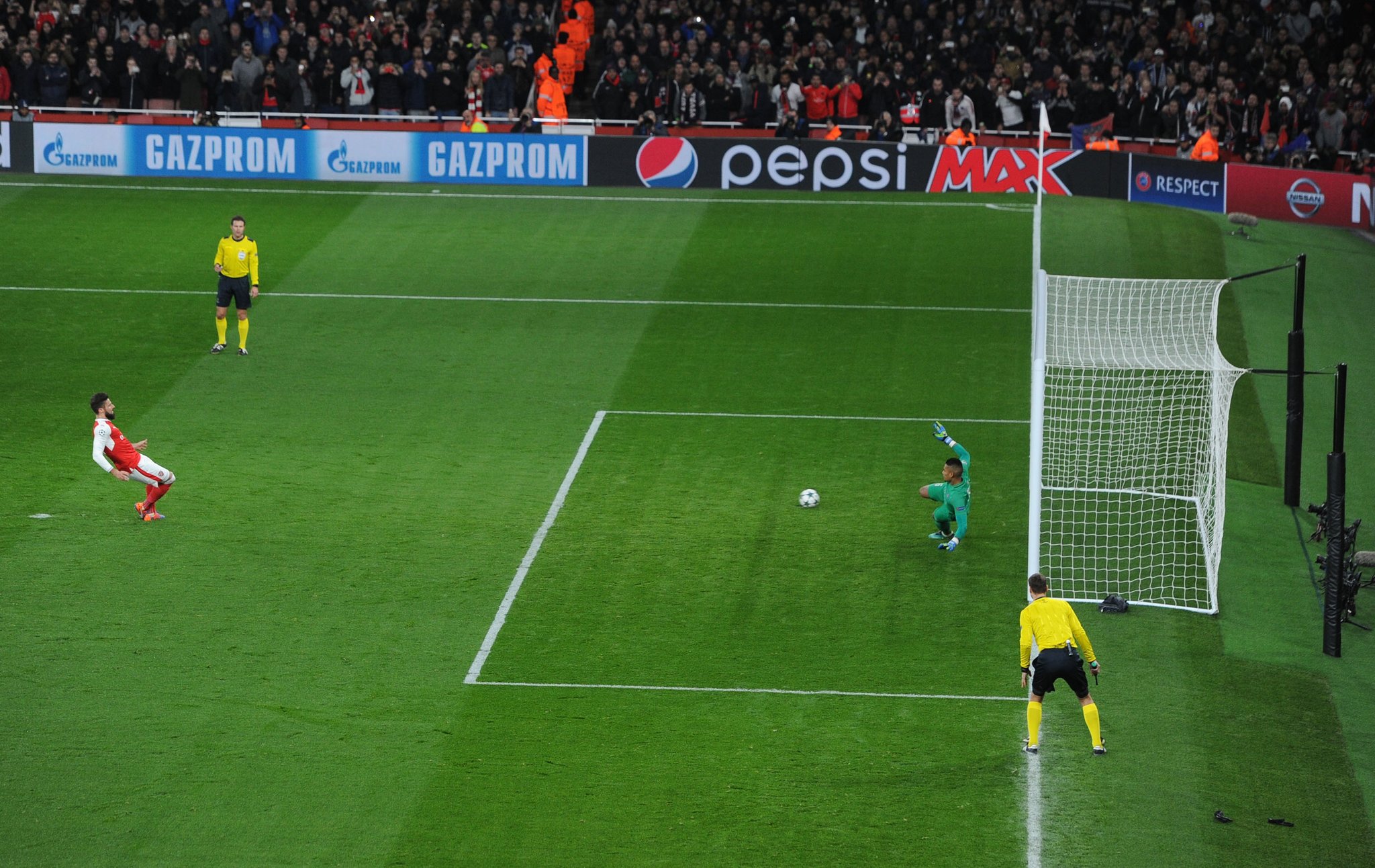 giroud-da-phat-den-thanh-cong
