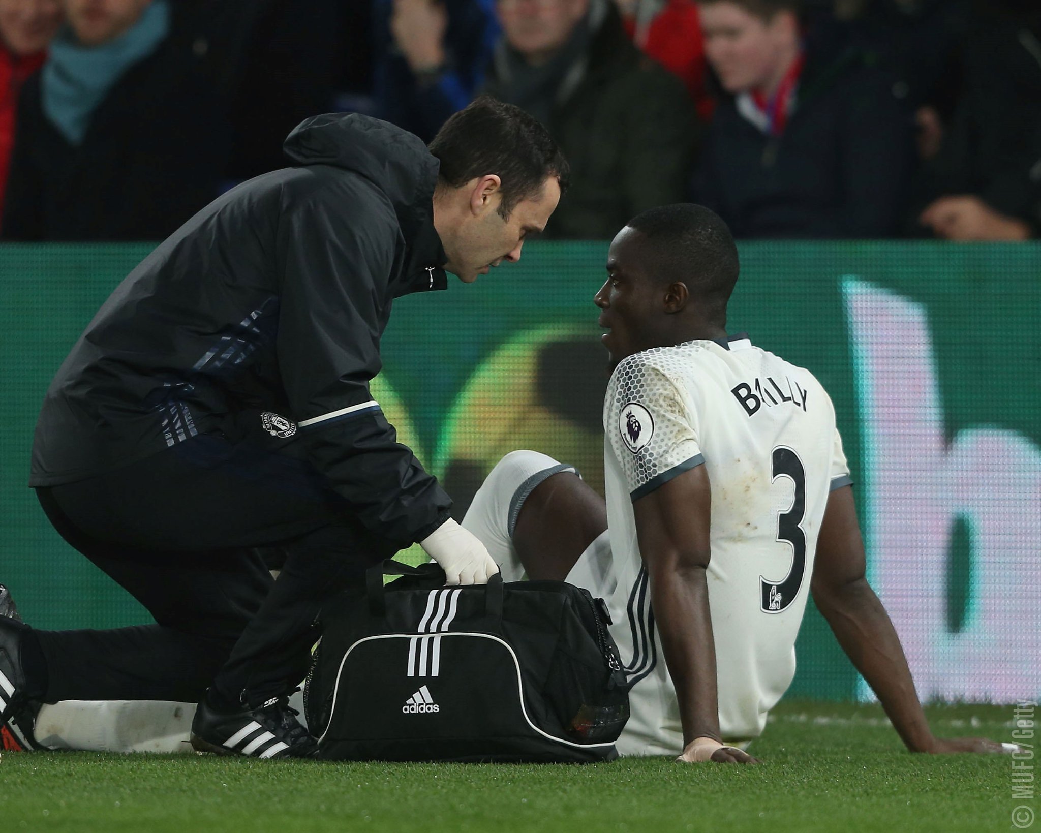 eric-bailly-chan-thuong