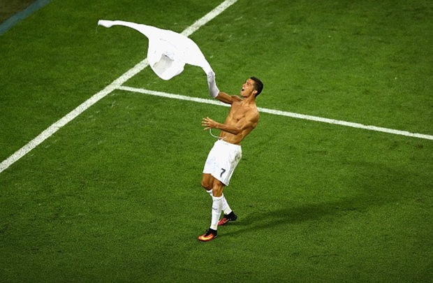 Khoảnh khắc Ronaldo cởi áo ăn mừng bàn thắng, là giây phút trái tim Torres tan nát. Ảnh: Internet.