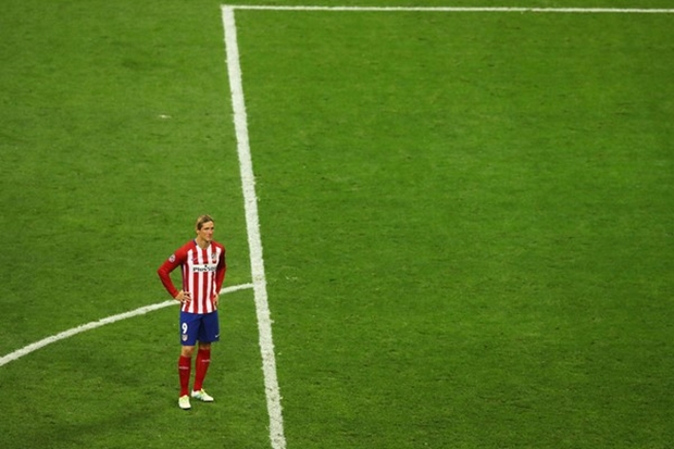 Xa xa, Torres thất thần nhìn Real vô địch Champions League. Ảnh: Internet.